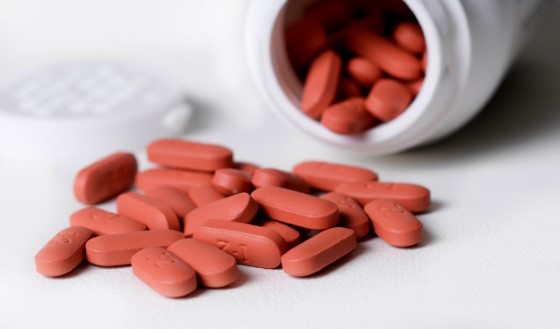 Nejběžnějším řešením bolesti je užívání léků proti bolesti, jako například Ibuprofenu. Problém je však pouze potlačován, nikoliv aktivně léčen; zdroj: transforming-science.com